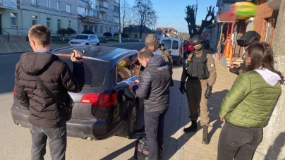 У Новограді викрили групу шахраїв, які “продавали” неіснуючі автомобілі