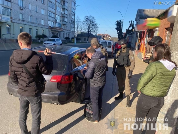 У Новограді викрили групу шахраїв, які “продавали” неіснуючі автомобілі
