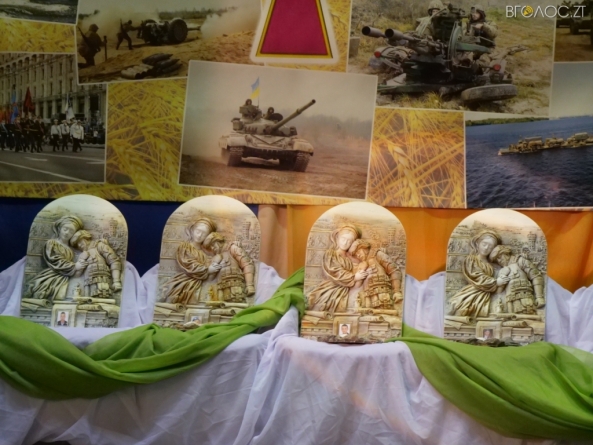 Рідним загиблих героїв у Житомирі вручили барельєфи «Ікона пам’яті»