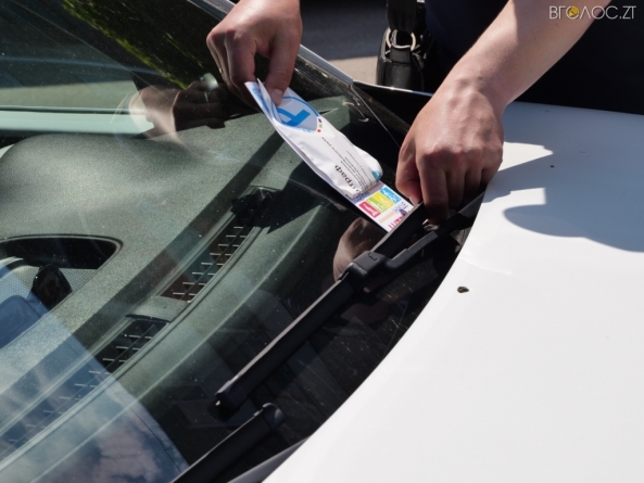 У Житомирі інспектори з паркування продовжують виписувати штрафи водіям