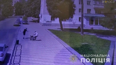 Поліцейські розшукали хулігана зі скверу Ольжича (ВІДЕО)
