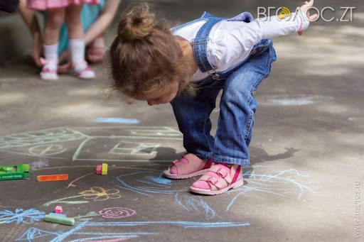 У Житомирі запрошують дітей встановити разом рекорд України, створивши найбільшу картину акрилом
