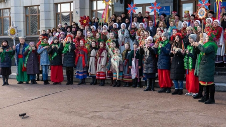 Сотня житомирян заспівала колядку під облдержадміністрацією (ФОТО)