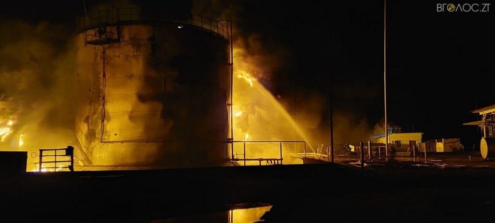 Цілу ніч рятувальники гасили пожежі, спричинені аваударами по нафтобазах Житомирщини