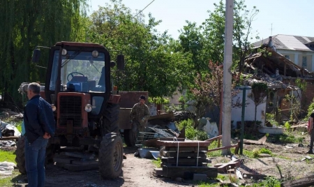 Житомирські комунальники почали прибирати наслідки рашистських атак на Богунії