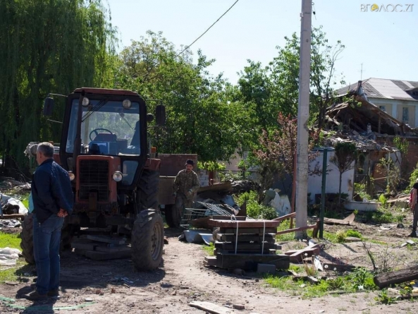 Житомирські комунальники почали прибирати наслідки рашистських атак на Богунії