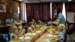У Житомирі дітей із сімей внутрішньо-переміщених осіб навчають миловарінню