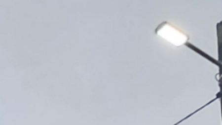 Попри заклик економити, у Житомирі посеред дня горить вуличне освітлення