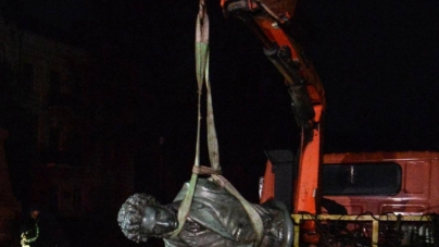 Поки всі спали… У Житомирі демонтували пам’ятник Пушкіну