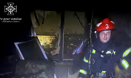 На пожежі у кімнаті житомирського гуртожитку вогнеборці врятували жінку з дитиною