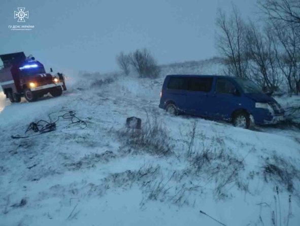 Рятувальники області 25 разів вилучали авто із снігових заметів за добу