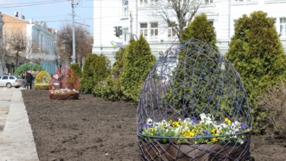 На майдані Корольова у Житомирі висадили квіти у Великодніх кошиках (ФОТО)