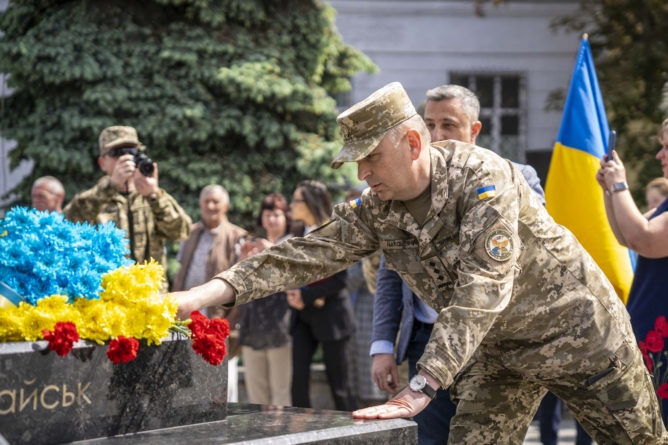 У Житомирі вшанували пам’ять загиблих військових з нагоди Дня Героїв (ФОТО)