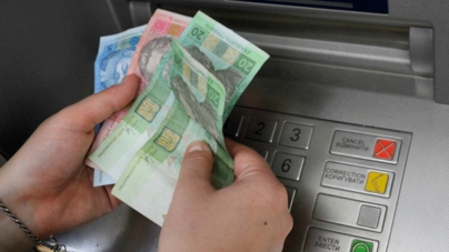У Бердичеві у жінки викрали гроші прямо з банкомату