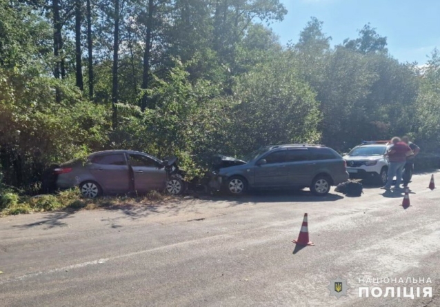 У Житомирському районі двоє водіїв потрапили до лікарні після ДТП