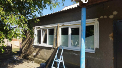 Житомирські будівельники відновили дахи та вікна 74 осель на Херсонщині