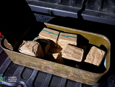 СБУ та ДБР затримали контрактника, який продавав викрадену з частини зброю