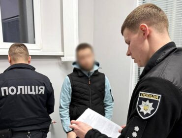 У Житомирі правоохоронці затримали чоловіка за спробу підкупу слідчого