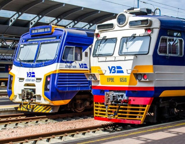 Укрзалізниця: Через масштабну повітряну тривогу в більшості регіонів України приміські поїзди курсують в особливому режимі