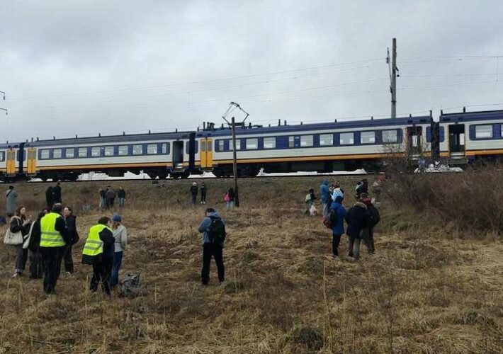 Через дронову атаку поїзди по всій Україні стоять у полях