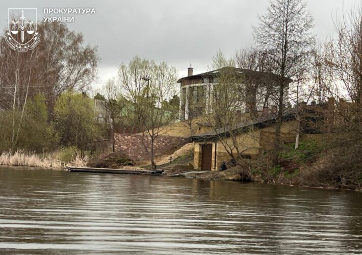 Прокурори регіону спільно з фахівцями Державної екологічної інспекції Поліського округу продовжили огляд узбережжя річки Тетерів у межах Тетерівської об’єднаної громади Житомирського району