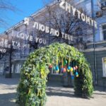 Почали красти декоративні яйця з арки на Михайлівській