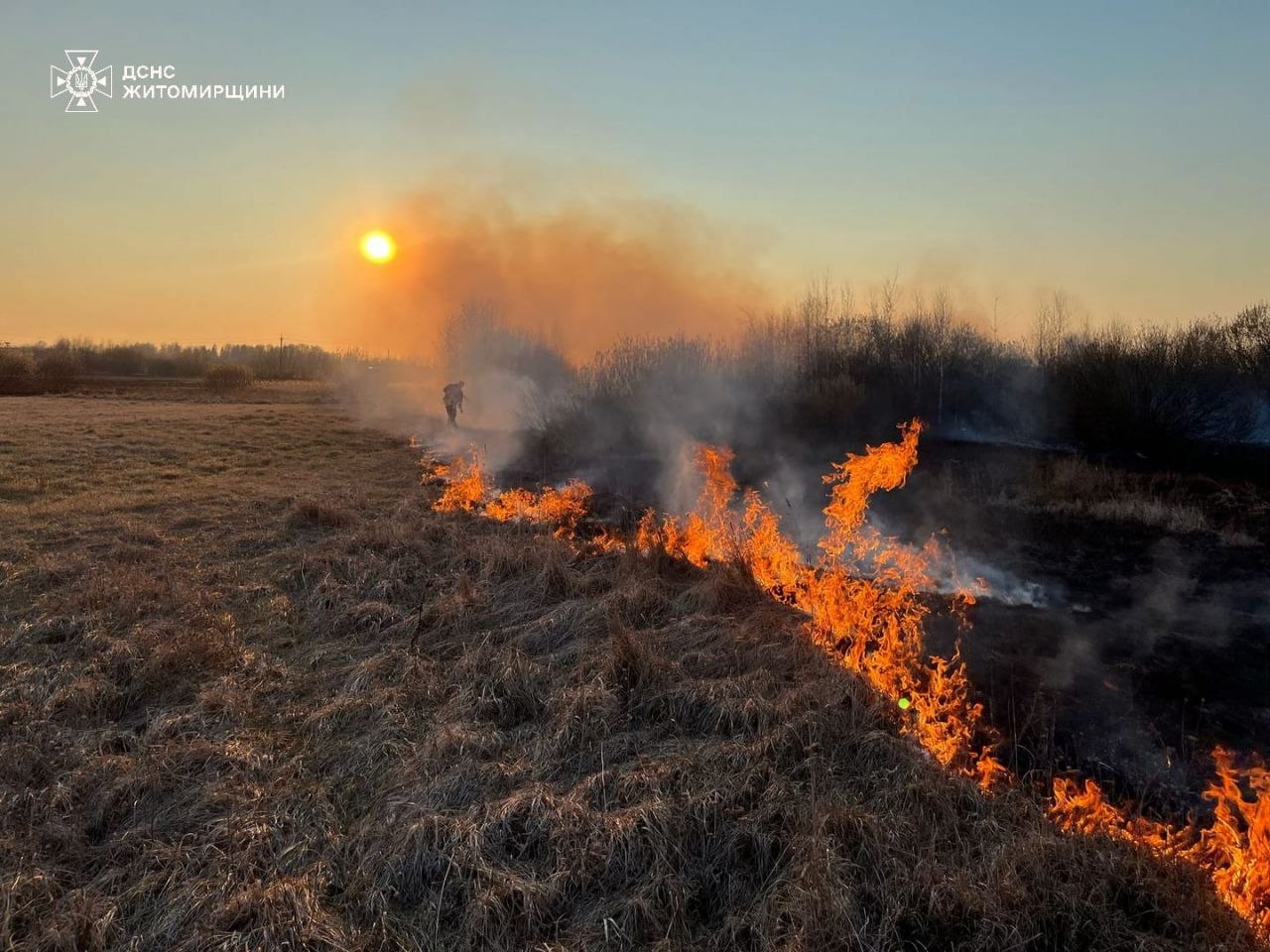 Рятувальники продовжують боротися з пожежами на відкритих територіях