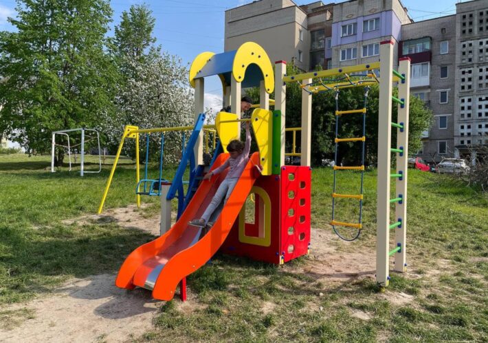 У Житомирі поліція перевірила підозрілий предмет на дитячому майданчику: вибухівки не виявлено