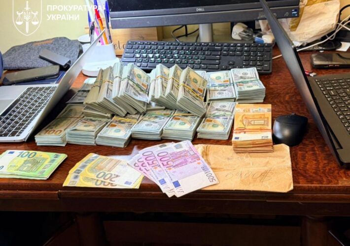 Понад 22,6 млн грн готівки, елітні авто та зброю вилучили під час масштабних обшуків у топпосадовців Нацполіції