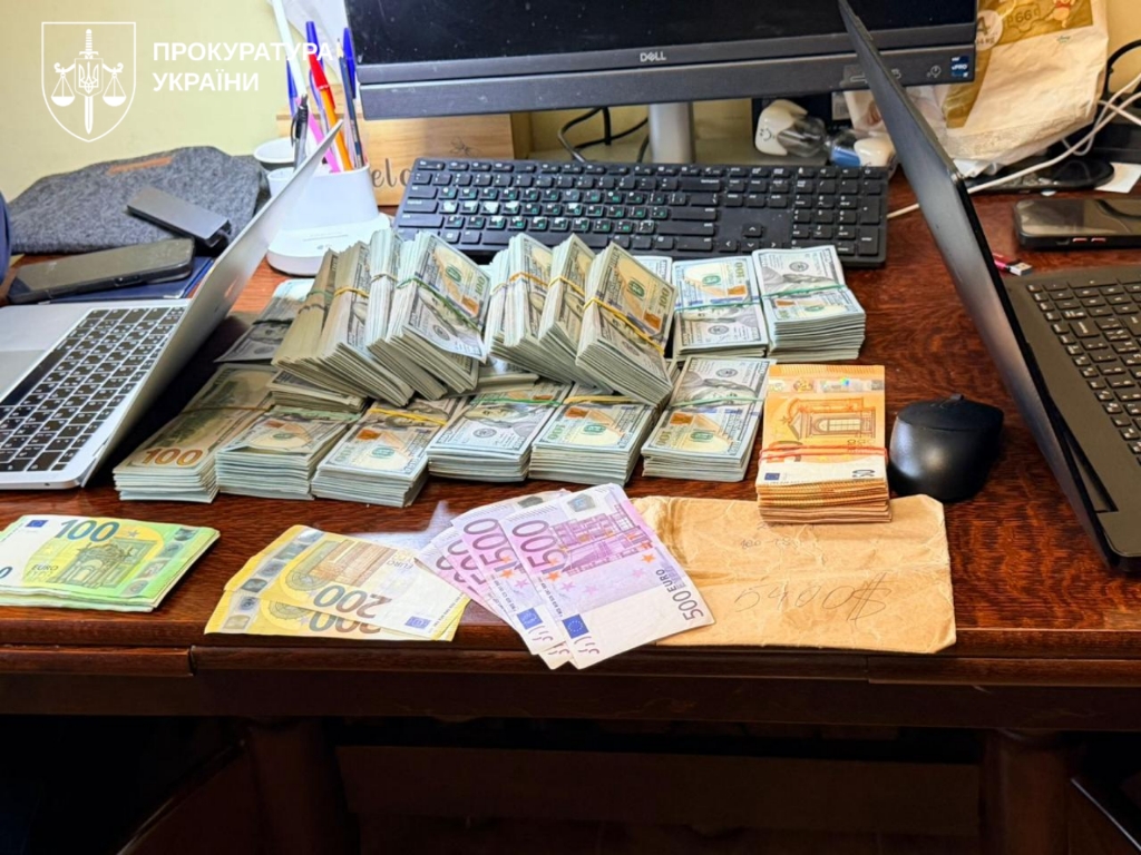Понад 22,6 млн грн готівки, елітні авто та зброю вилучили під час масштабних обшуків у топпосадовців Нацполіції