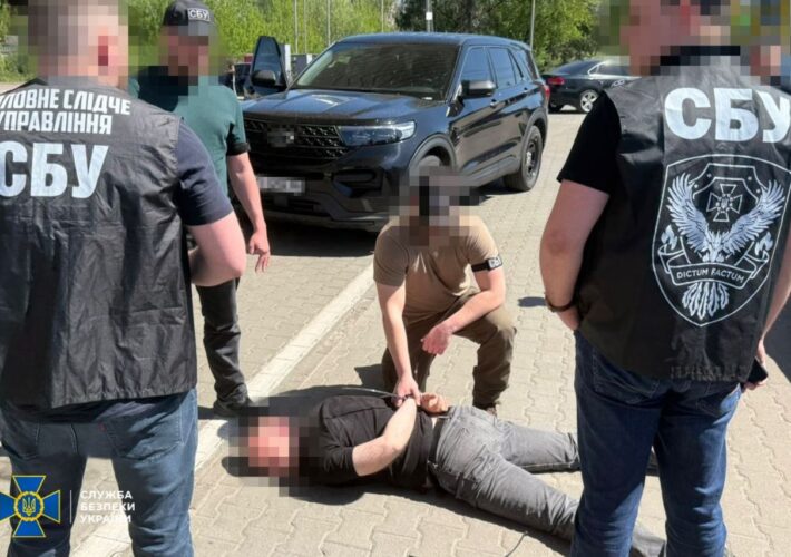 СБУ затримала керівника Житомирського обласного ТЦК, який вимагав кошти із місцевого підприємця за «непризов» його працівників