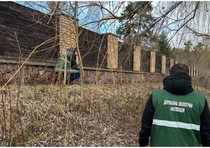 У Житомирі демонтують огорожі та конструкції, які обмежують доступ мешканців до берега річки Тетерів