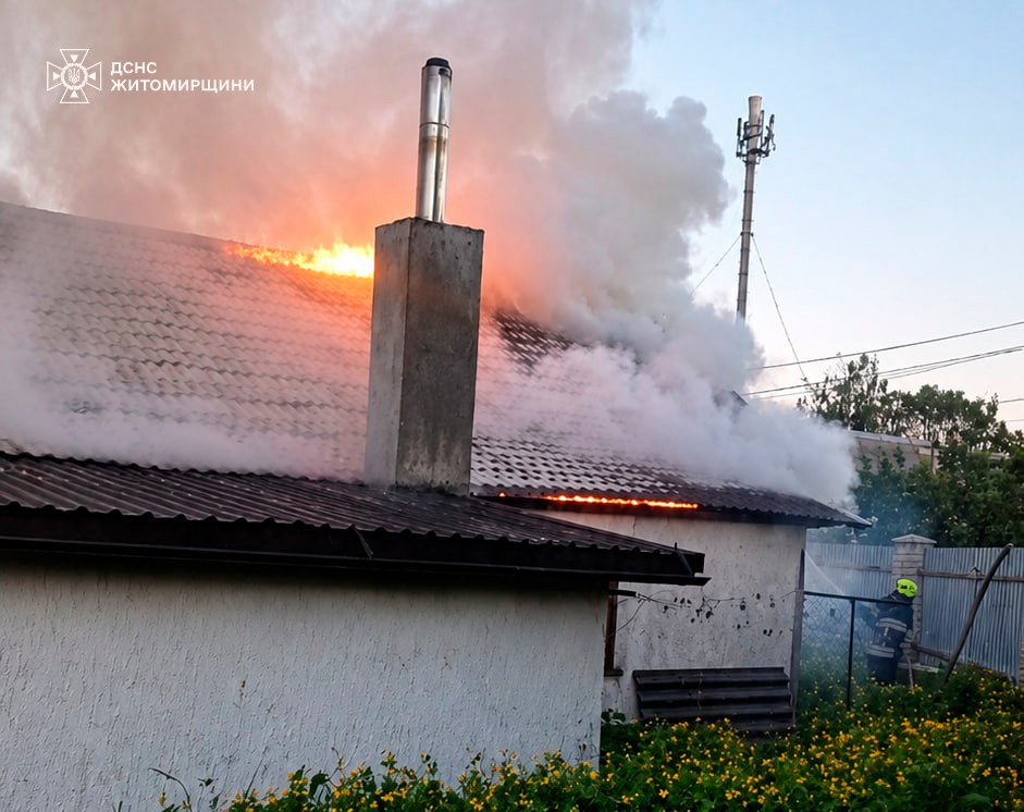 Рятувальники ліквідовували пожежу на даху приватного житлового будинку в м. Звягель