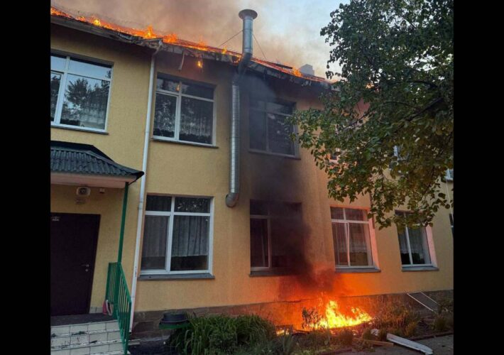 Вночі ворог знову атакував мирні населені пункти Київської області, повідомив голова Київської ОВА Микола Калашник.