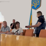Під час позачергової сесії Черняхівської селищної ради, що відбулася 19 червня, правоохоронці оголосили про підозру голові селищної ради Наталії Ревчук