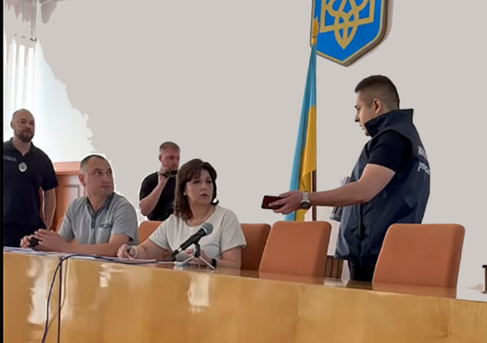Під час позачергової сесії Черняхівської селищної ради, що відбулася 19 червня, правоохоронці оголосили про підозру голові селищної ради Наталії Ревчук