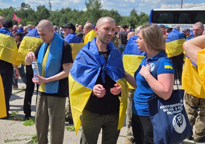 75-й обмін полоненими: додому повертаються 186 українців