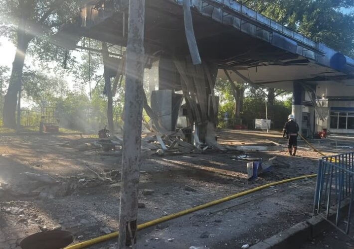 Двоє людей постраждали під час удару по АЗС у Малинській громаді. Після атаки на Малин біля АЗС утворилися черги,- ЗМІ