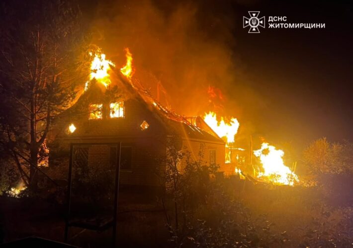 Вщент згорів двоповерховий будинок через пізній виклик на Житомирщині