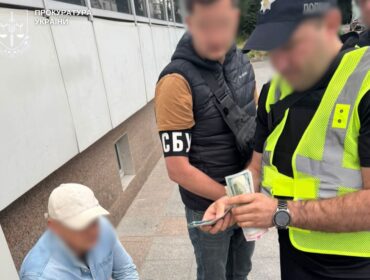 У Житомирі на хабарі у 4 тисячі доларів затримали лікаря